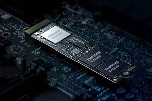 Накопичувач Samsung SSD 980 PRO з інтерфейсом PCIe 4.0 NVMe забезпечує швидкість читання / запису до 7000/5000 МБ / с фото